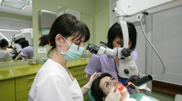 performanta stomatologie la microscop