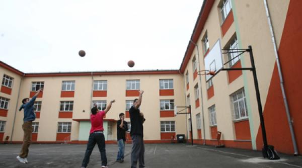 programul liceenilor cu ore de religie dar fara sport