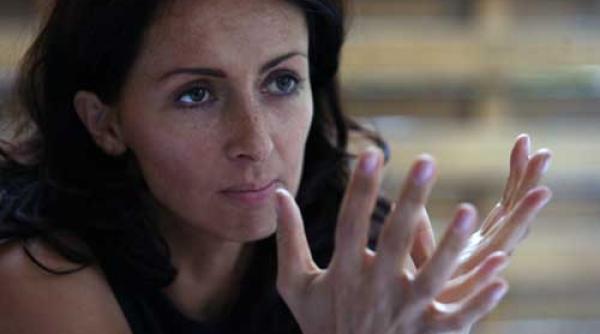 mihaela radulescu acest milionar a ales sa si otevizeze familia sa o taraie pe mama copilului lor prin ziare