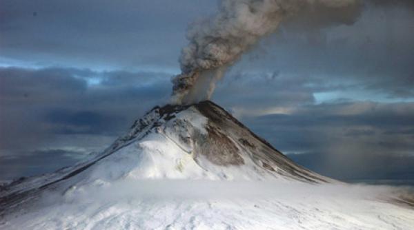 alaska vulcanul redoubt a inceput sa erupa