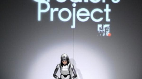 un robot deschide parada de moda de la tokyo video
