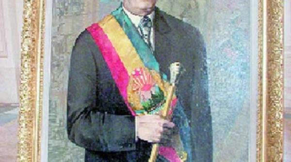 nicolae ceausescu de 15 ani presedinte cu sceptru regal