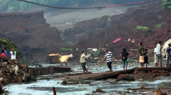 peste 90 de morti in urma ruperii digului de la jakarta
