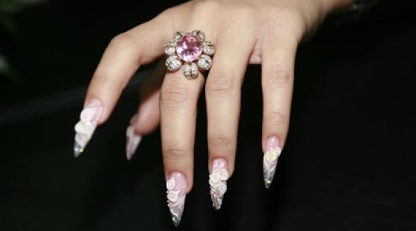 regele manichiurii vine la bucuresti