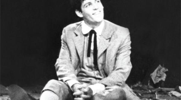 pe scena se simte in largul lui