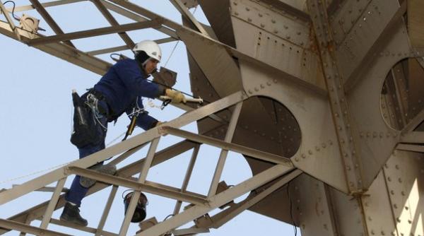 turnul eiffel este revopsit de greci si romani
