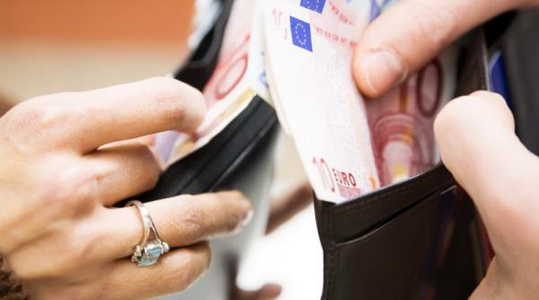 euro la minimul ultimelor doua luni si trei saptamani