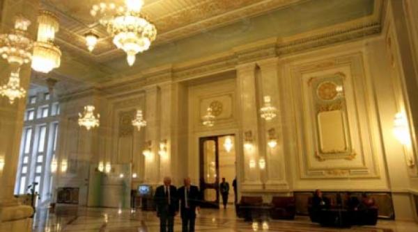 casa poporului devine verde