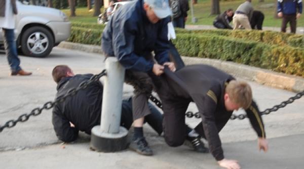 monstri in civil insfaca oamenii de pe strada si ii duce in directii necunoscute