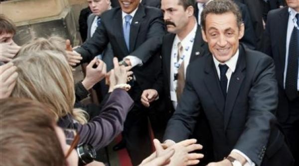 sarkozy l a incurajat pe obama sa accepte un sarut frantuzesc