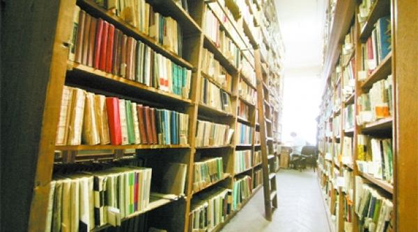 bibliotecara comunala parata la ziar