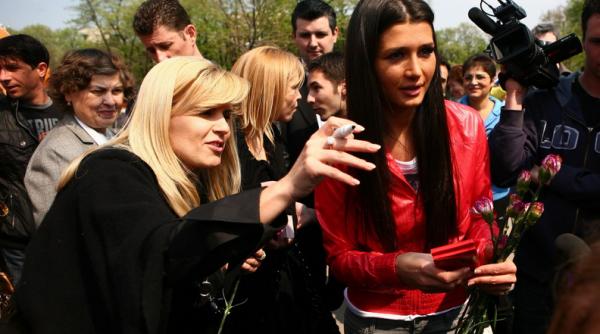 udrea si elena basescu au impartit flori si ciocolata