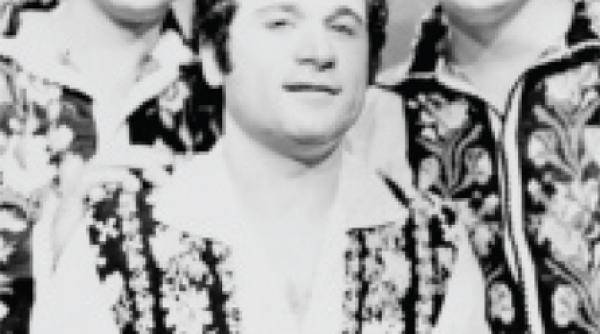 intr o casa cu multi frati