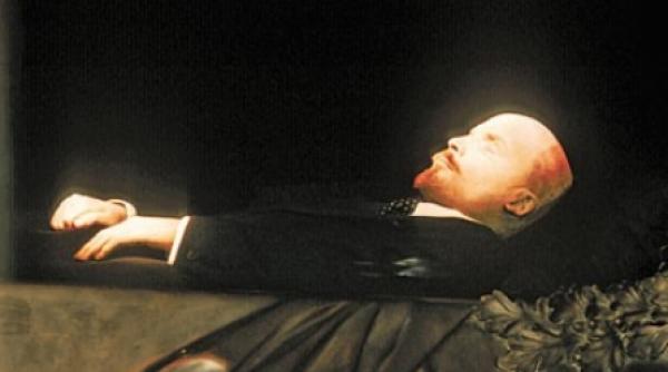 rusia criza economica l a lasat pe lenin fara costum nou