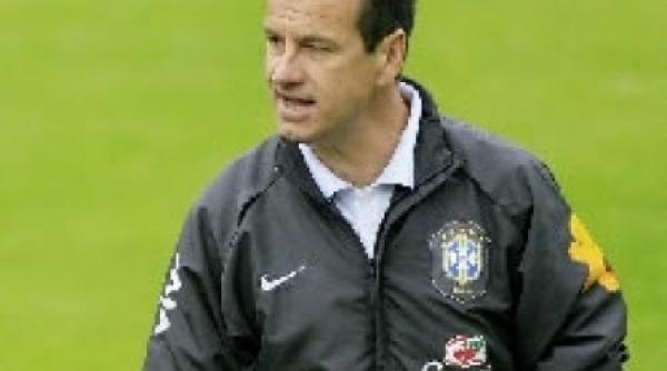 dunga maradona trebuie sa inceteze sa mai gandeasca precum un jucator