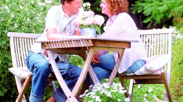 mobilierul de gradina din lemn trebuie protejat