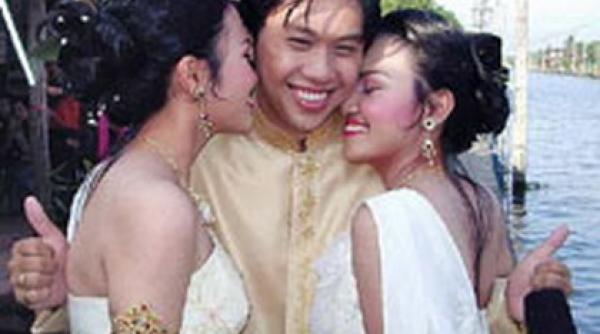 sotii la indigo un thailandez s a casatorit cu doua gemene