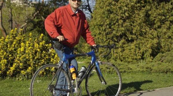 razvan si dani se dau cu elefantul mandruta cu bicicleta