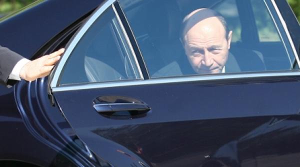 basescu sfatuit sa stea pe margine