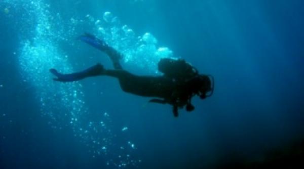 o echipa de scafandri militari incearca sa scoata un obiect misterios de pe fundul marii negre