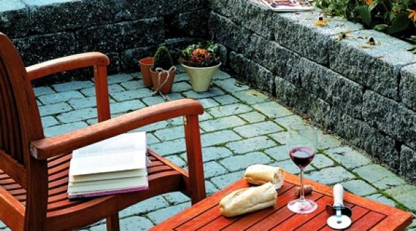 piatra sau placi ceramice pentru pavarea teraselor