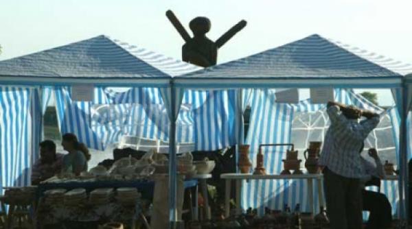 chef cu scrumbie albastra si artisti acasa la dinescu