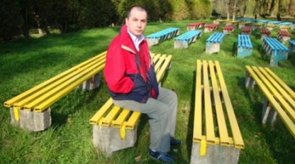 in trei decenii de viata abia a invatat sa se imbrace singur