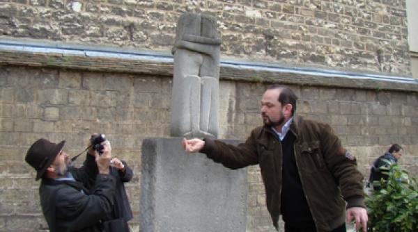 sarutul lui brancusi in paragina la paris