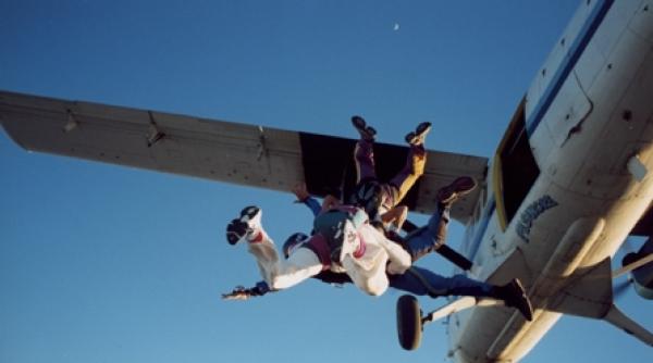 traiesc si am zburat