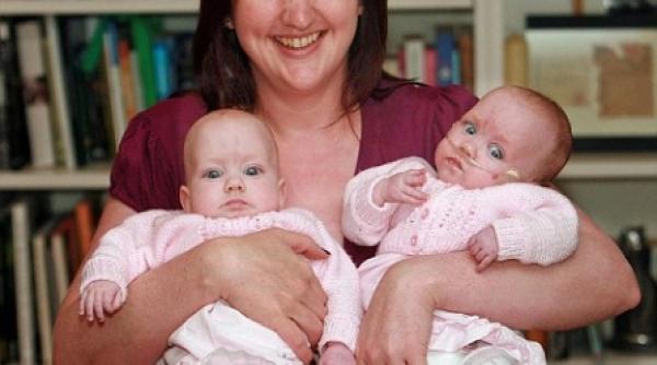 a nascut gemeni la 13 zile dupa ce a aflat ca este insarcinata