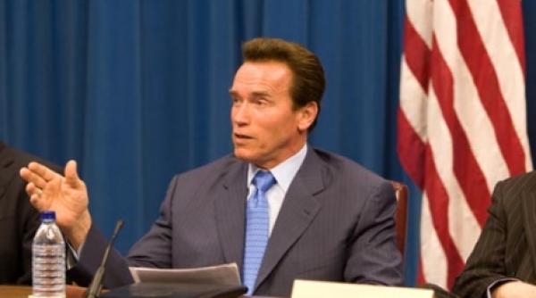 arnold schwarzenegger in dificultate california are deficit de 21 miliarde dolari