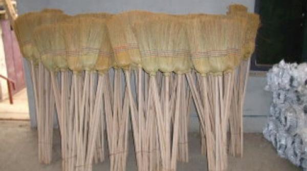 campanie electorala cu maturi sape si parasolare