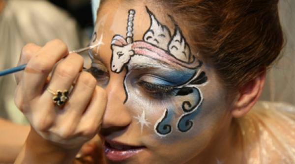 make up frizuri si pictura pe unghii