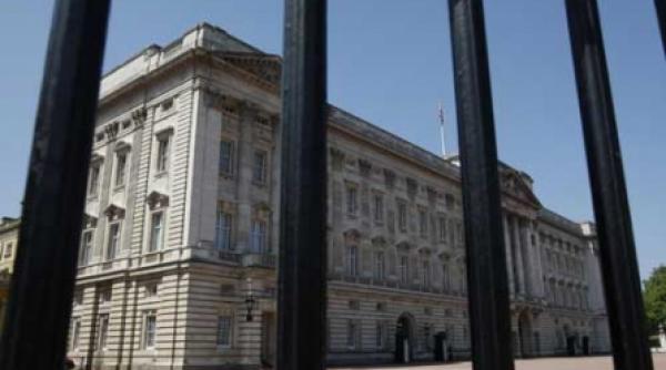 paza palatului buckingham ridiculizata de doi ziaristi