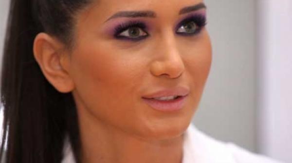 eba party girl par lung buze cu colagen