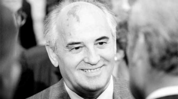 gorbaciov lider suprem in democratia sovietelor