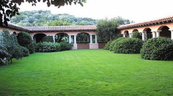 berlusconi cere justitiei sa interzica publicarea unor fotografii facute in vila sa