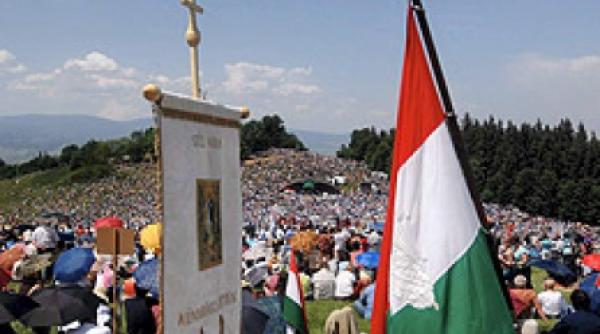 sumuleul mic o suta de mii de pelerini la slujba de rusalii