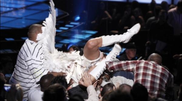 inger cazut borat aterizare fortata pe fata lui eminem video