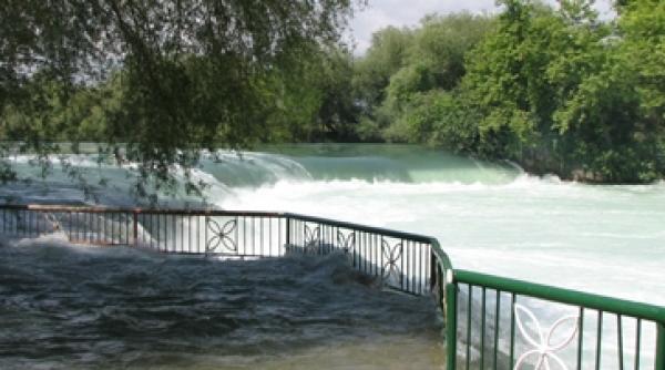 un ceai fierbinte cu picioarele in apa rece