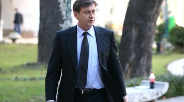 scenete cu sefi de servicii si barfe la urechi