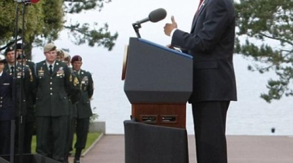 sarkozy egalul lui obama cu ajutorul unui taburet