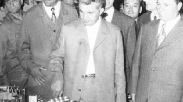 ceausescu candva alaturi de pacepa in vizita la intreprindere