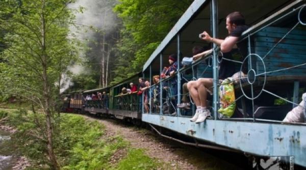 turistii care merg in apuseni se pot plimba din nou cu mocanita