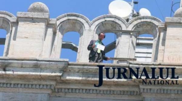 un barbat s a urcat pe cladirea casei presei libere cerand eliberarea lui cornel penescu