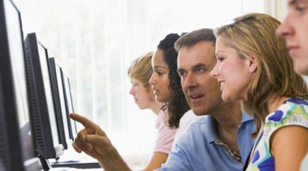 cu ochii in computer