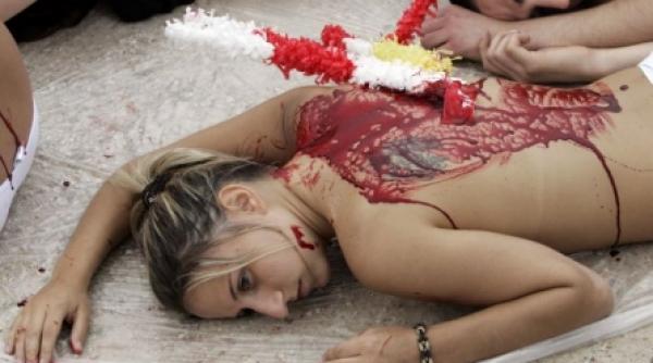 paris tineri aproape goi protesteaza impotriva coridelor foto