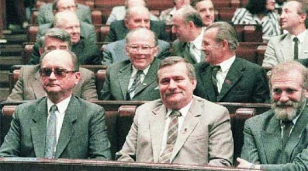 george bush si francois mitterrand au sustinut alegerea lui wojciech jaruzelski