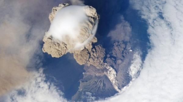 imagini unice de la nasa o eruptie vulcanica a facut o gaura in nori