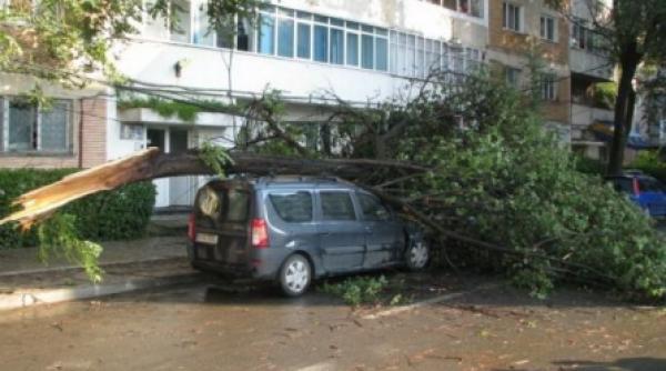 iasi 200 de acoperisuri distruse si 250 de masini avariate in urma furtunii
